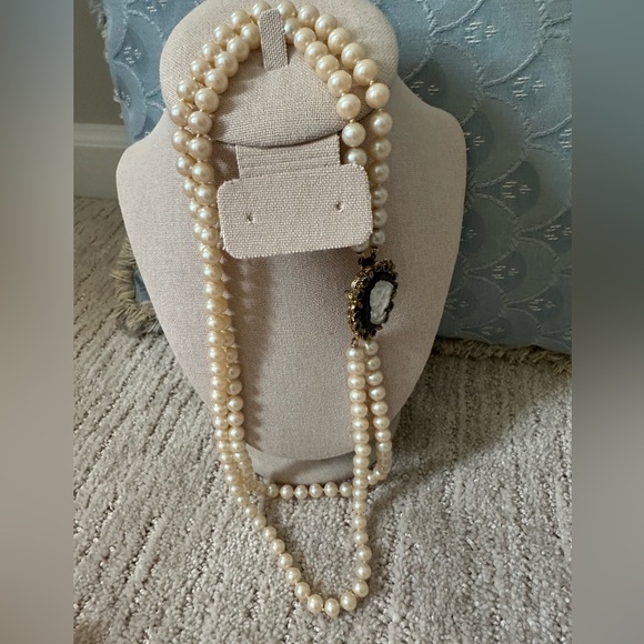 Vintage double strand hand knotted pearl necklace from Mallorca 2 cameo brooches - Picture 16 of 16